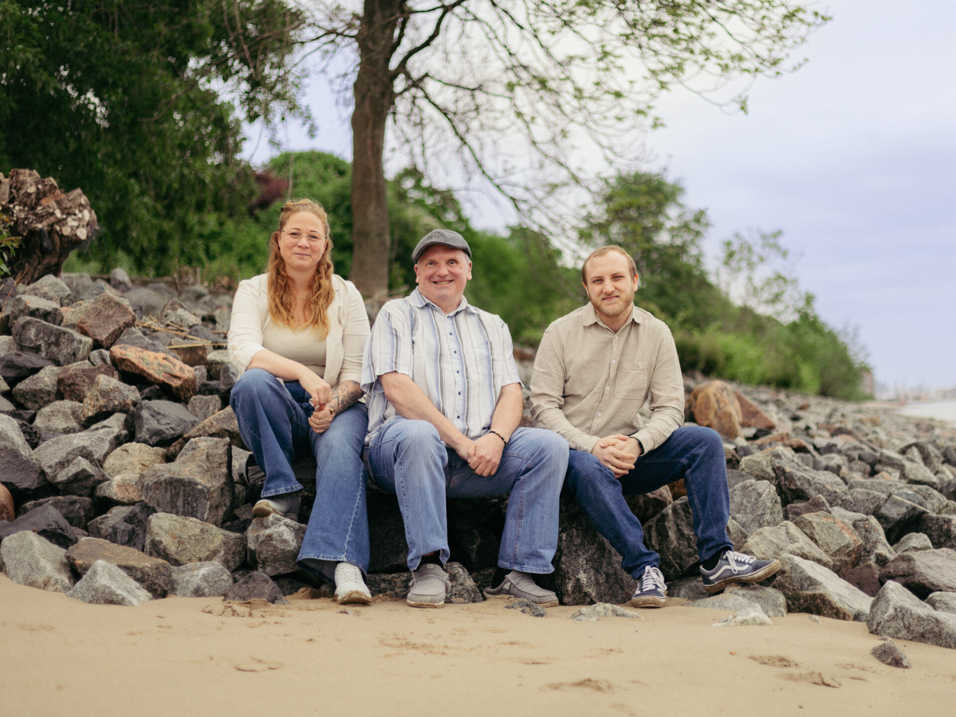 Gruppenfoto sitzend am Strand