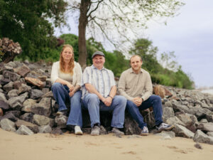 Gruppenfoto sitzend am Strand